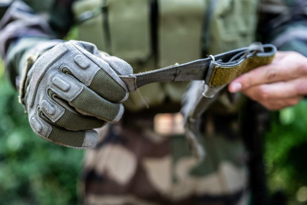 military and tactical gloves pulling strap